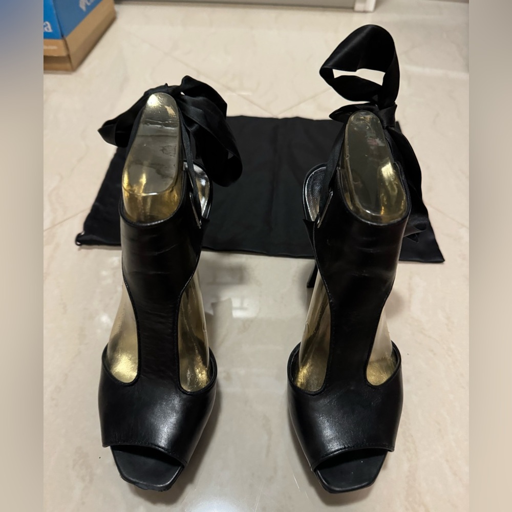 Size 6, Studio9, Sexy Heels.